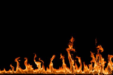 alevler siyah arkaplanda.