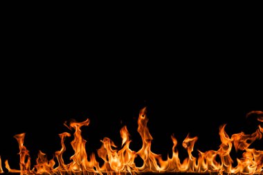 alevler siyah arkaplanda.