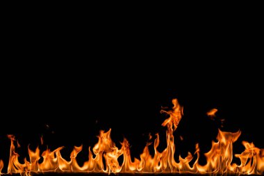 alevler siyah arkaplanda.