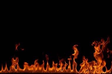 alevler siyah arkaplanda.