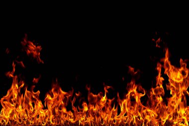 alevler siyah arkaplanda.