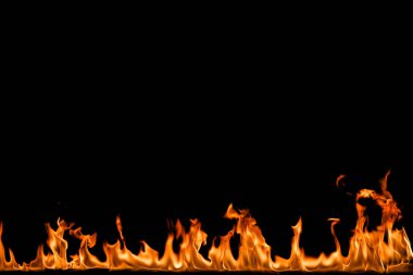 alevler siyah arkaplanda.