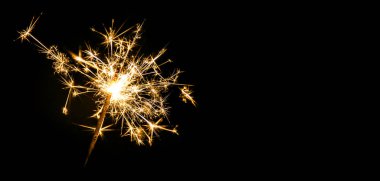 Siyah arka planda Noel maytap. Bengal ateşi