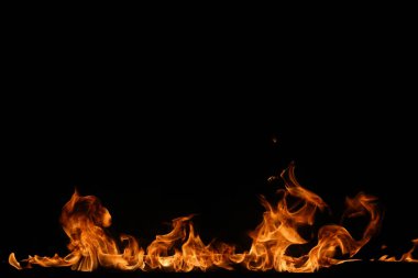 alevler siyah arkaplanda.