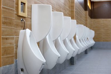 Erkekler boş umumi tuvalet pisuar 