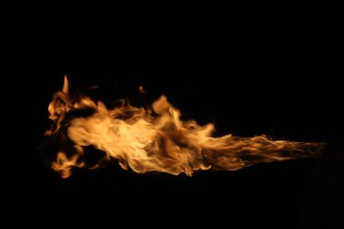 alevler siyah arkaplanda.