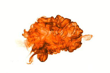 Beyaz arka planda izole yangın alevi.