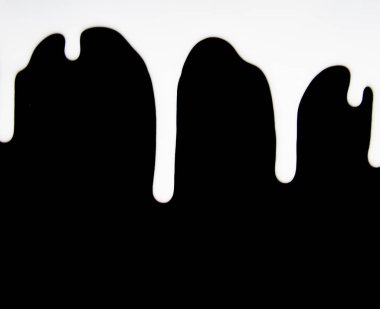 siyah arka plan üzerine izole süt damlama