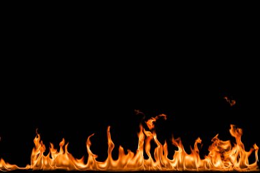 alevler siyah arkaplanda.