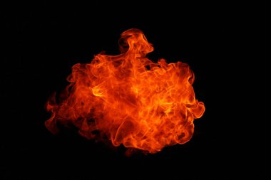 alevler siyah arkaplanda.