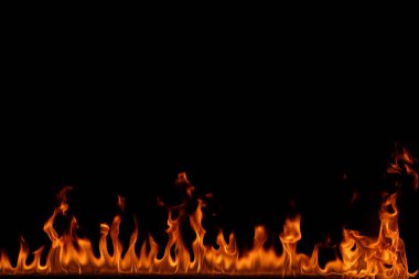 alevler siyah arkaplanda.