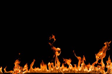 alevler siyah arkaplanda.