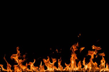 alevler siyah arkaplanda.