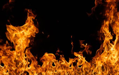 alevler siyah arkaplanda.