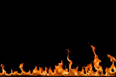 alevler siyah arkaplanda.