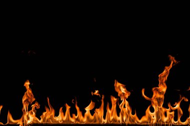 alevler siyah arkaplanda.