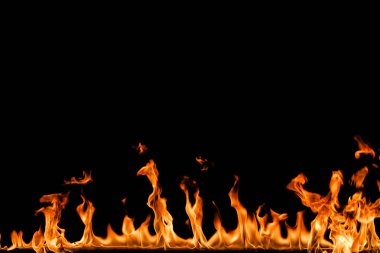 alevler siyah arkaplanda.