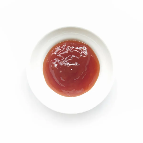 Tigela de ketchup ou molho de tomate isolado em fundo branco, para — Fotografia de Stock