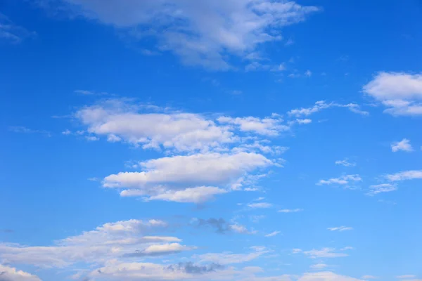 Blauer Himmel Hintergrund mit winzigen Wolken. — Stockfoto