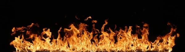 Flammen auf schwarzem Hintergrund. — Stockfoto