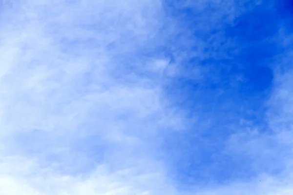 Abstracto cielo blanco nublado y azul en un día soleado. Cielo fantástico a — Foto de Stock