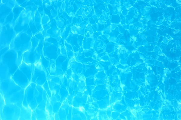 Eau de couleur bleue dans la piscine détail de l'eau ondulée backgroun — Photo