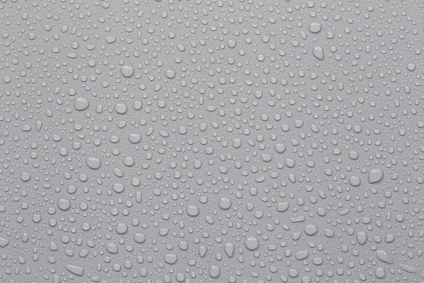 Gotas de água em um fundo cinza — Fotografia de Stock