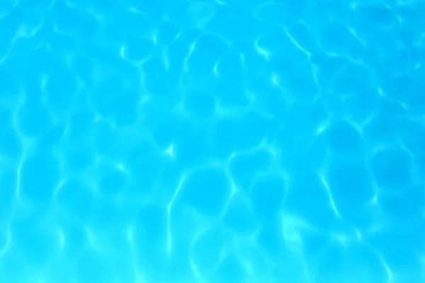 Agua de color azul en piscina ondulada detalle de agua backgroun — Foto de Stock
