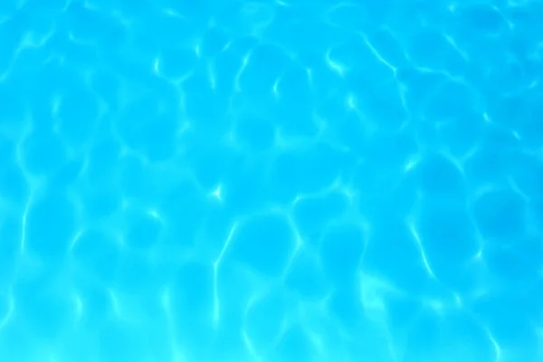 Eau de couleur bleue dans la piscine détail de l'eau ondulée backgroun — Photo