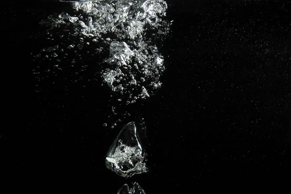 Burbujas blancas bajo el fondo del agua — Foto de Stock