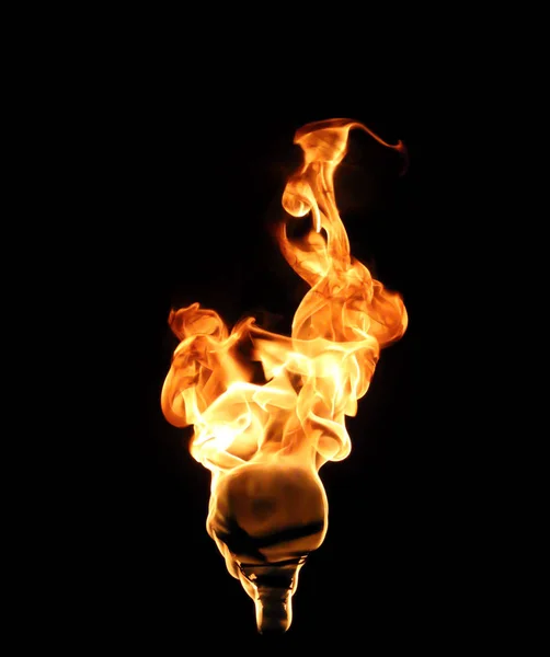 Llama de fuego aislada sobre fondo negro — Foto de Stock