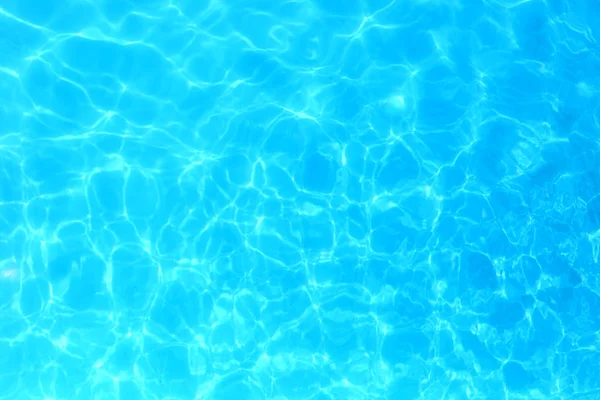 Eau de couleur bleue dans la piscine détail de l'eau ondulée backgroun — Photo