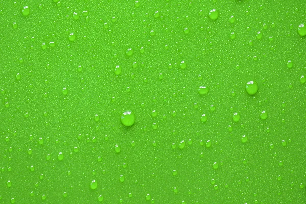 Kapky vody na zeleném pozadí. — Stock fotografie