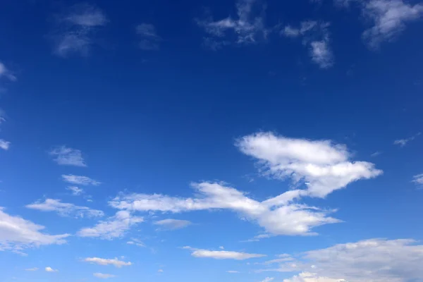 Blauer Himmel Hintergrund mit winzigen Wolken. — Stockfoto