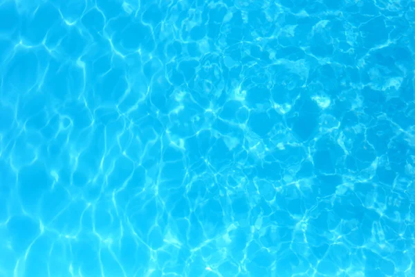 Eau de couleur bleue dans la piscine détail de l'eau ondulée backgroun — Photo