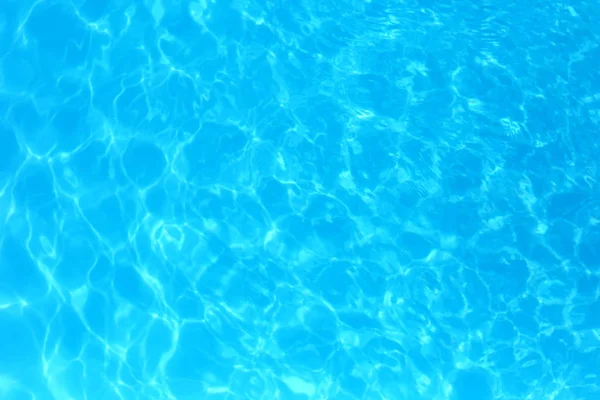 Eau de couleur bleue dans la piscine détail de l'eau ondulée backgroun — Photo