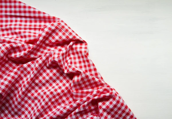 Fehér színű fából készült asztal, piros négyzet textil abroszok, — Stock Fotó