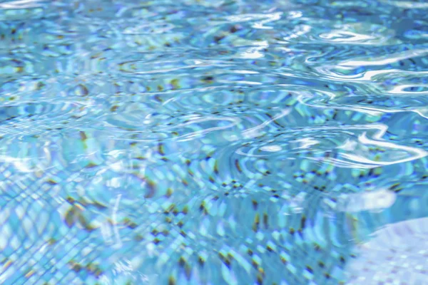 Wasser im Schwimmbad wellenförmiges Wasser Detail Hintergrund — Stockfoto