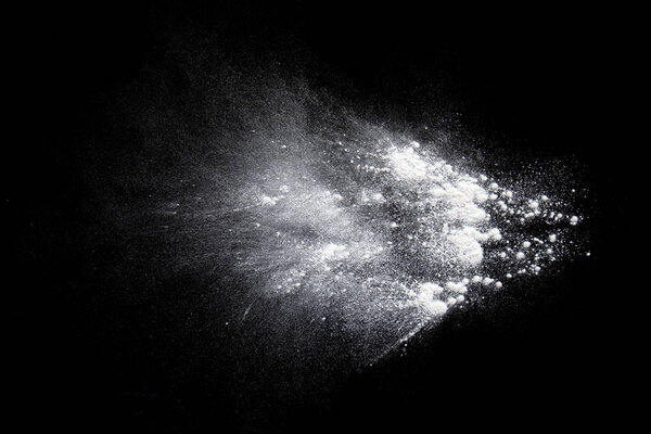 Цвет порошок белый брызгает пыль на черном фоне
.