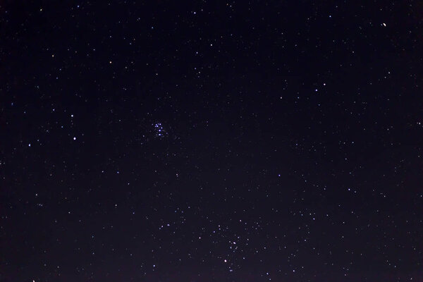 Вечернее небо с звездным фоном
