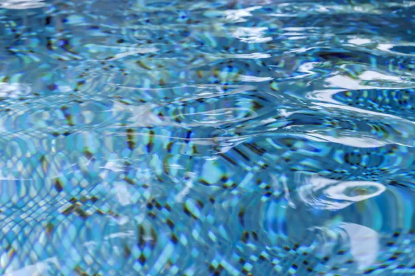 Вода в бассейне волнообразный фон — стоковое фото