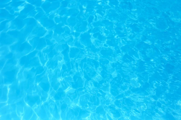 Eau de couleur bleue dans la piscine détail de l'eau ondulée backgroun — Photo