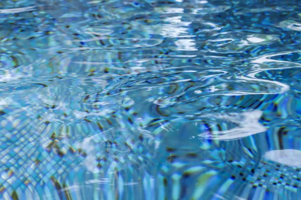 Water in het zwembad geklonken water detail achtergrond — Stockfoto