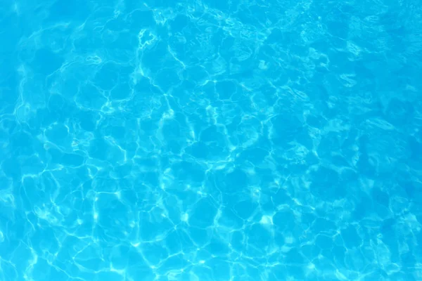 Água de cor azul na piscina ondulado detalhes da água backgroun — Fotografia de Stock