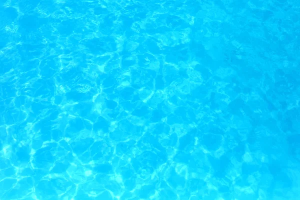 蓝色水在游泳池波纹水细节回沟 — 图库照片