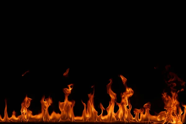 Flammen auf schwarzem Hintergrund. — Stockfoto