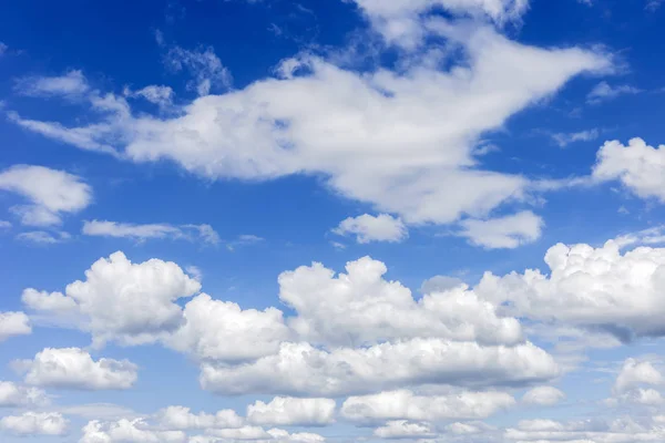 Klarer blauer Himmel mit weißer Wolke mit Platz für Textbackgr — Stockfoto