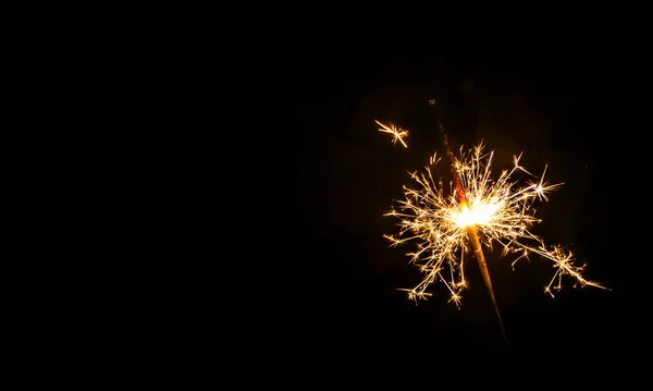 Noël scintillant sur fond noir. Feu du Bengale — Photo