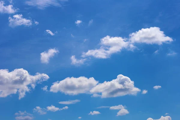 Blauer Himmel mit Wolken — Stockfoto