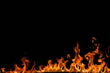 alevler siyah arkaplanda.